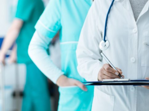 Στα όρια οι ειδικευόμενοι γιατροί στην Ελλάδα – Πανευρωπαϊκό ρεκόρ υπερεργασίας με 72 ώρες την εβδομάδα