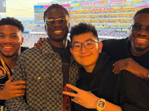 Ο Γιάννης Αντετοτοκούνμπο με τα αδέλφια του και τον Ρίτσαρντ Σιάο στον τελικό του Super Bowl (vid+pic)