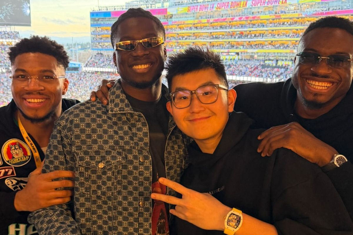 Ο Γιάννης Αντετοτοκούνμπο με τα αδέλφια του και τον Ρίτσαρντ Σιάο στον τελικό του Super Bowl (vids+pics)