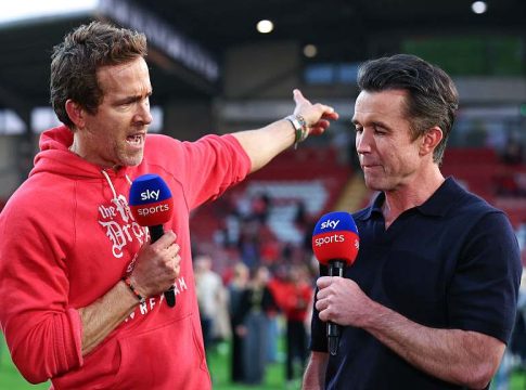 Έπος: Ο Ράιαν Ρέινολντς σε ρόλο… δημοσιογράφου περιέγραψε τη νίκη της Ρέξαμ επί της Σουόνσι (vid)