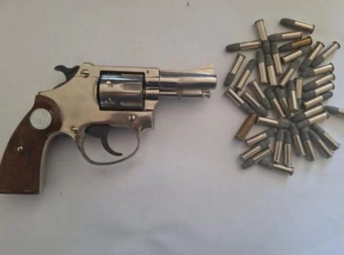 Κρήτη: Δύο συλλήψεις για όπλο, σφαίρες και χιλιάδες κροτίδες