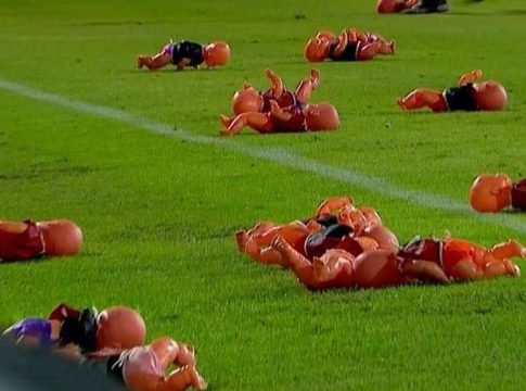 Έπος: Οπαδοί της Ροσάριο πέταξαν φουσκωτές κούκλες με φανέλες της Νιούελς στο γήπεδο (vid)