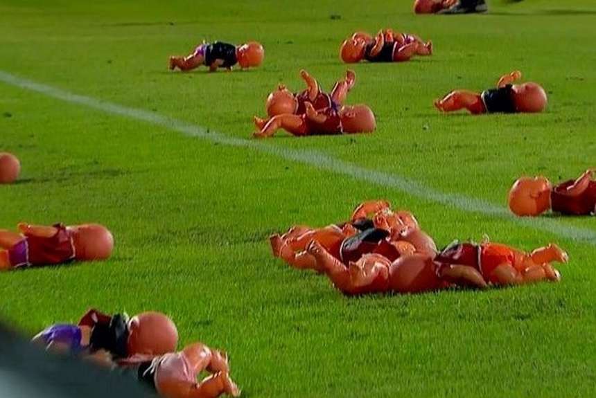 Έπος: Οπαδοί της Ροσάριο πέταξαν φουσκωτές κούκλες με φανέλες της Νιούελς στο γήπεδο (vid)