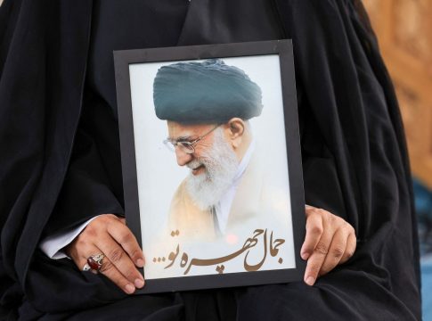 Παρουσιάστρια στο Ιράν κλαίει με λυγμούς για τον Χαμενεΐ – «Οι διάβολοι όλου του κόσμου θα γιορτάσουν σήμερα»