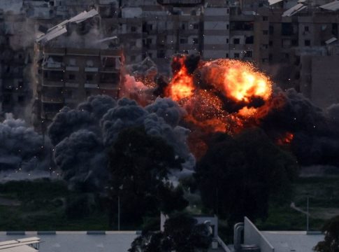 Σοκαριστικό βίντεο: Η στιγμή που το Ισραήλ βομβαρδίζει τη Βηρυτό και καταρρέουν πολυκατοικίες