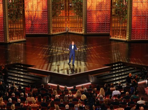 Δεν έλειπε από τα Όσκαρ ο… Τραμπ: Τα «καρφιά» του παρουσιαστή Κόναν Ο’Μπράιεν