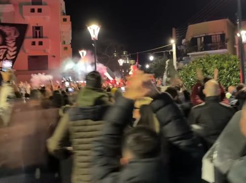 Χαμός στην Καλαμάτα: Υποδοχή… ηρώων στους παίκτες από τον κόσμο (vid)