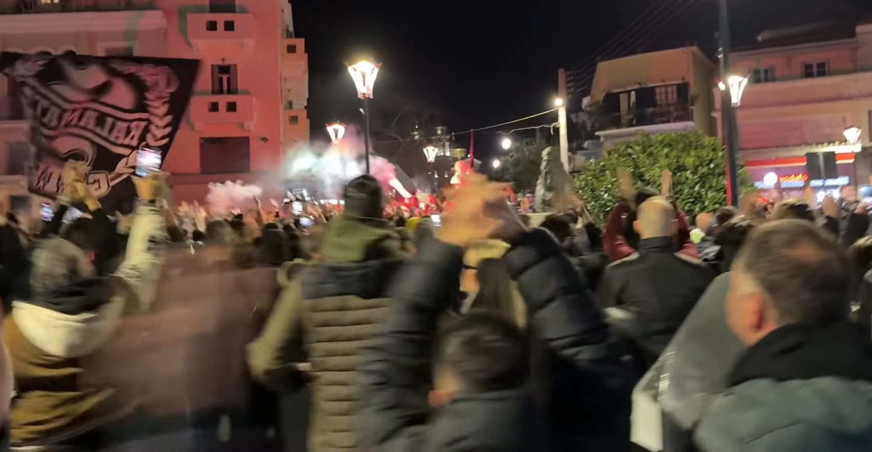 Χαμός στην Καλαμάτα: Υποδοχή… ηρώων στους παίκτες από τον κόσμο (vid)