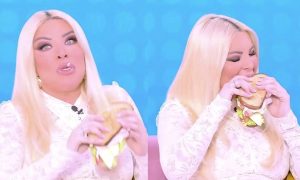 «Γιατί με δείχνεις;» – Αυτό το πλάνο θα θέλει… να το εξαφανίσει – Έξαλλη η Καινούργιου στον αέρα της εκπομπής την έπιασε η κάμερα να τρώει σάντουις