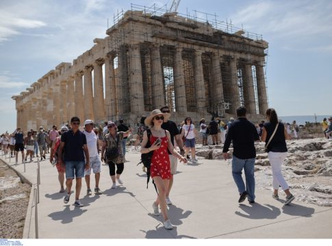 Τουριστική σεζόν: Σκιά αβεβαιότητας ένα βήμα πριν από την εκκίνηση