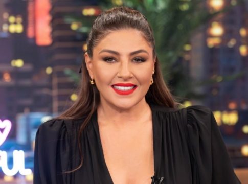 Έλενα Παπαρίζου: Η 1η εμφάνιση μετά την περιπέτεια υγείας της – Με περούκα η τραγουδίστρια και αγνώριστη