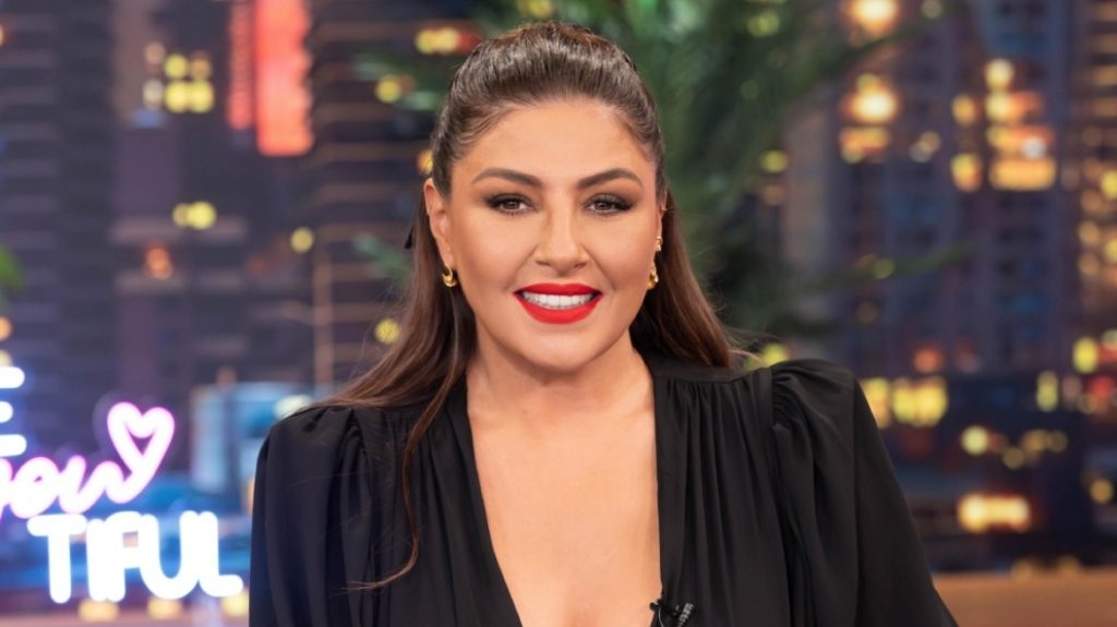 Έλενα Παπαρίζου: Η 1η εμφάνιση μετά την περιπέτεια υγείας της – Με περούκα η τραγουδίστρια και αγνώριστη