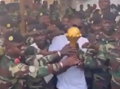 Απίστευτο: Ο προπονητής της Σενεγάλης πήγε το τρόπαιο του Κόπα Άφρικα σε… στρατιωτική βάση (vid)