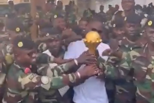 Απίστευτο: Ο προπονητής της Σενεγάλης πήγε το τρόπαιο του Κόπα Άφρικα σε… στρατιωτική βάση (vid)