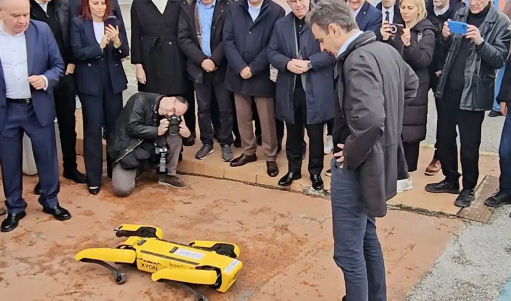 Χαμός με το βίντεο που ο Μητσοτάκης μιλάει με σκύλο-ρομπότ