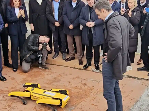 Χαμός με το βίντεο που ο Μητσοτάκης μιλάει με σκύλο-ρομπότ