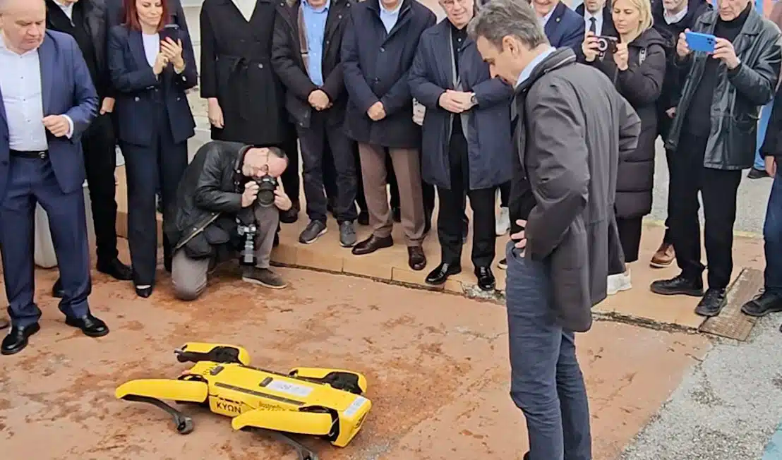 Χαμός με το βίντεο που ο Μητσοτάκης μιλάει με σκύλο-ρομπότ