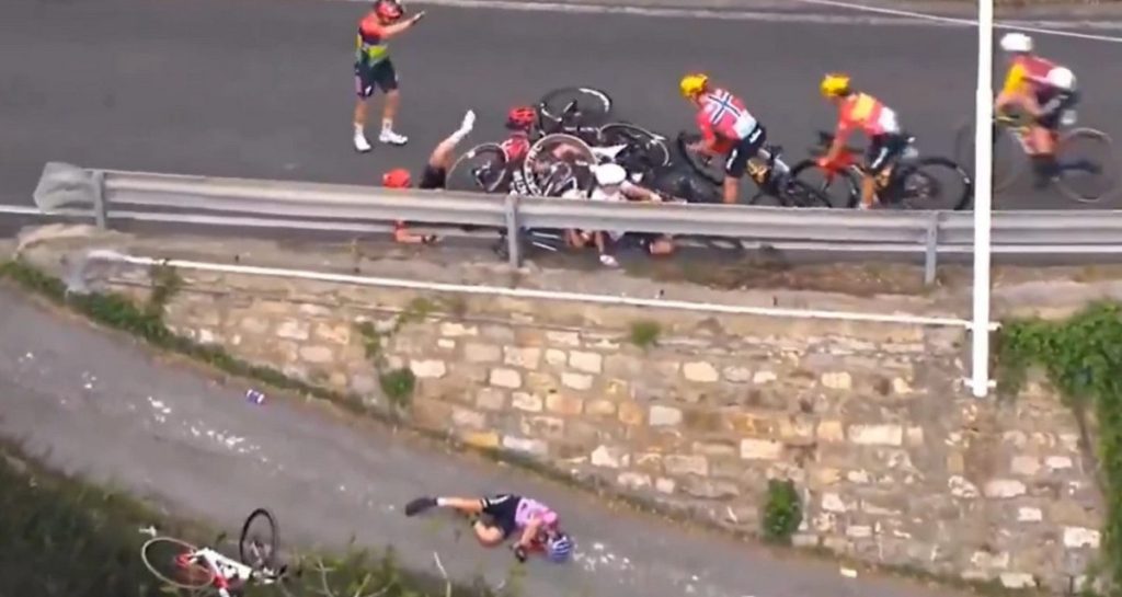 Σοκαριστική πτώση με το κεφάλι για αθλήτρια σε αγώνα ποδηλασίας – Μεταφέρθηκε στο νοσοκομείο (vid)