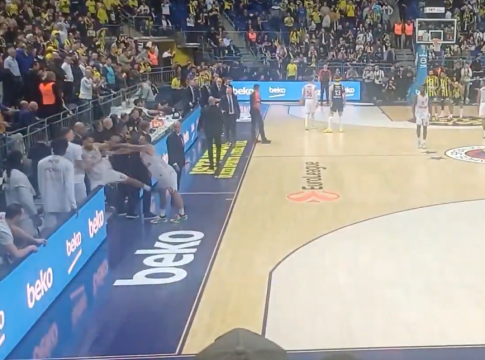 Απολογήθηκε για το σκηνικό με τον Οκόμπο ο Τζέιμς: «Ζητώ δημόσια συγγνώμη από τον αδελφό μου»