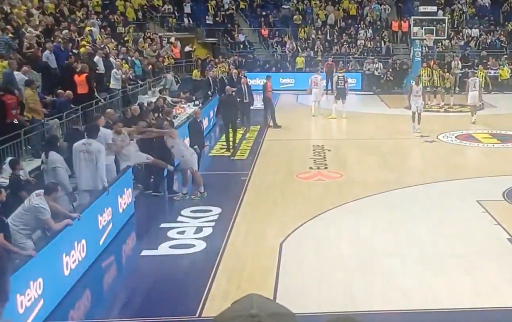 Απολογήθηκε για το σκηνικό με τον Οκόμπο ο Τζέιμς: «Ζητώ δημόσια συγγνώμη από τον αδελφό μου»