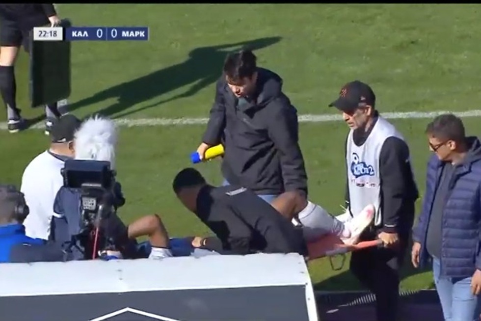 Όμορφη κίνηση από τον Στρούγγη: Ευχήθηκε περαστικά στον Σεμπά που αποχωρούσε με το φορείο (vid)