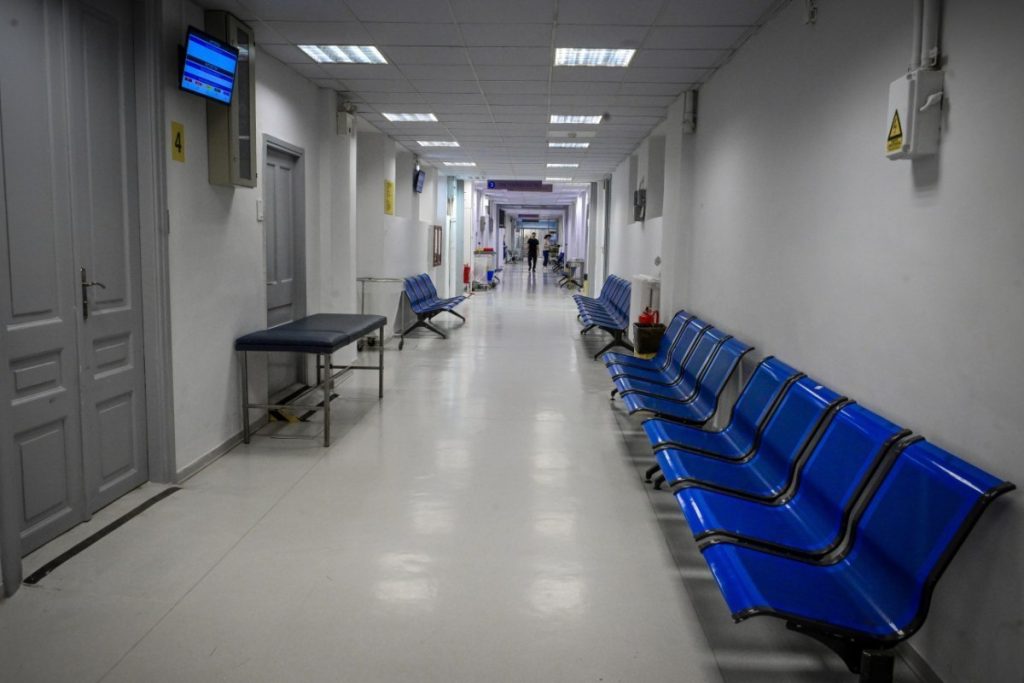 Χαμός σε νοσοκομείο – Έβριζε και απειλούσε μέσα στα επείγοντα