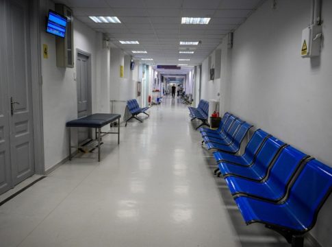 Χαμός σε νοσοκομείο – Έβριζε και απειλούσε μέσα στα επείγοντα