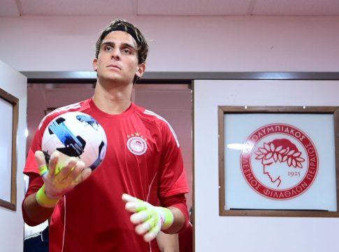 Ολυμπιακός: Τα δύο γάντια του Κωνσταντή Τζολάκη