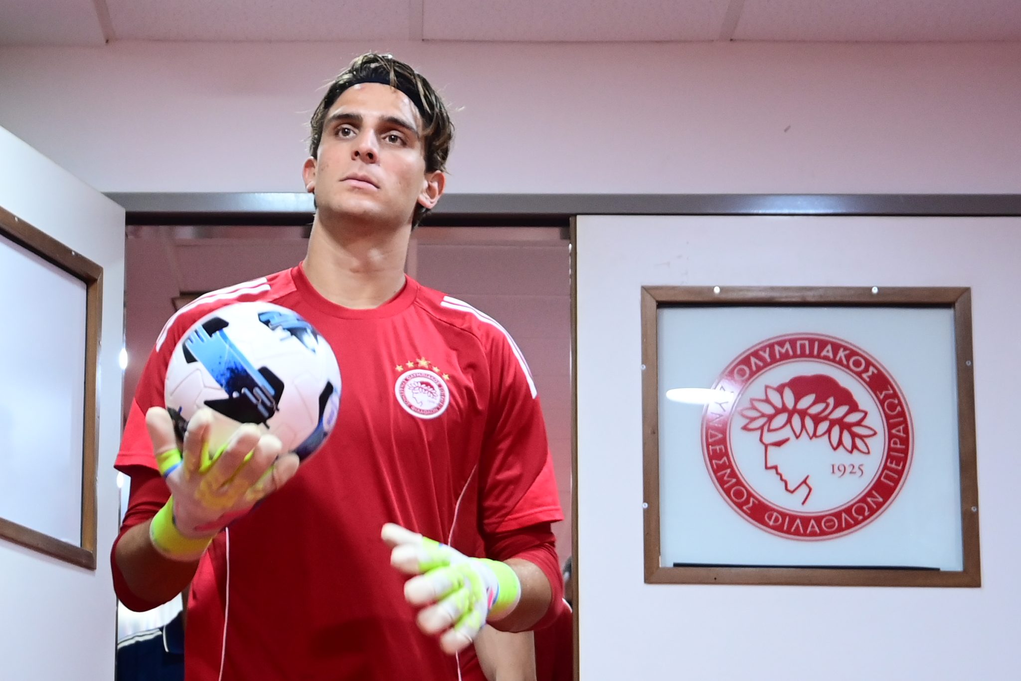 Ολυμπιακός: Τα δύο γάντια του Κωνσταντή Τζολάκη