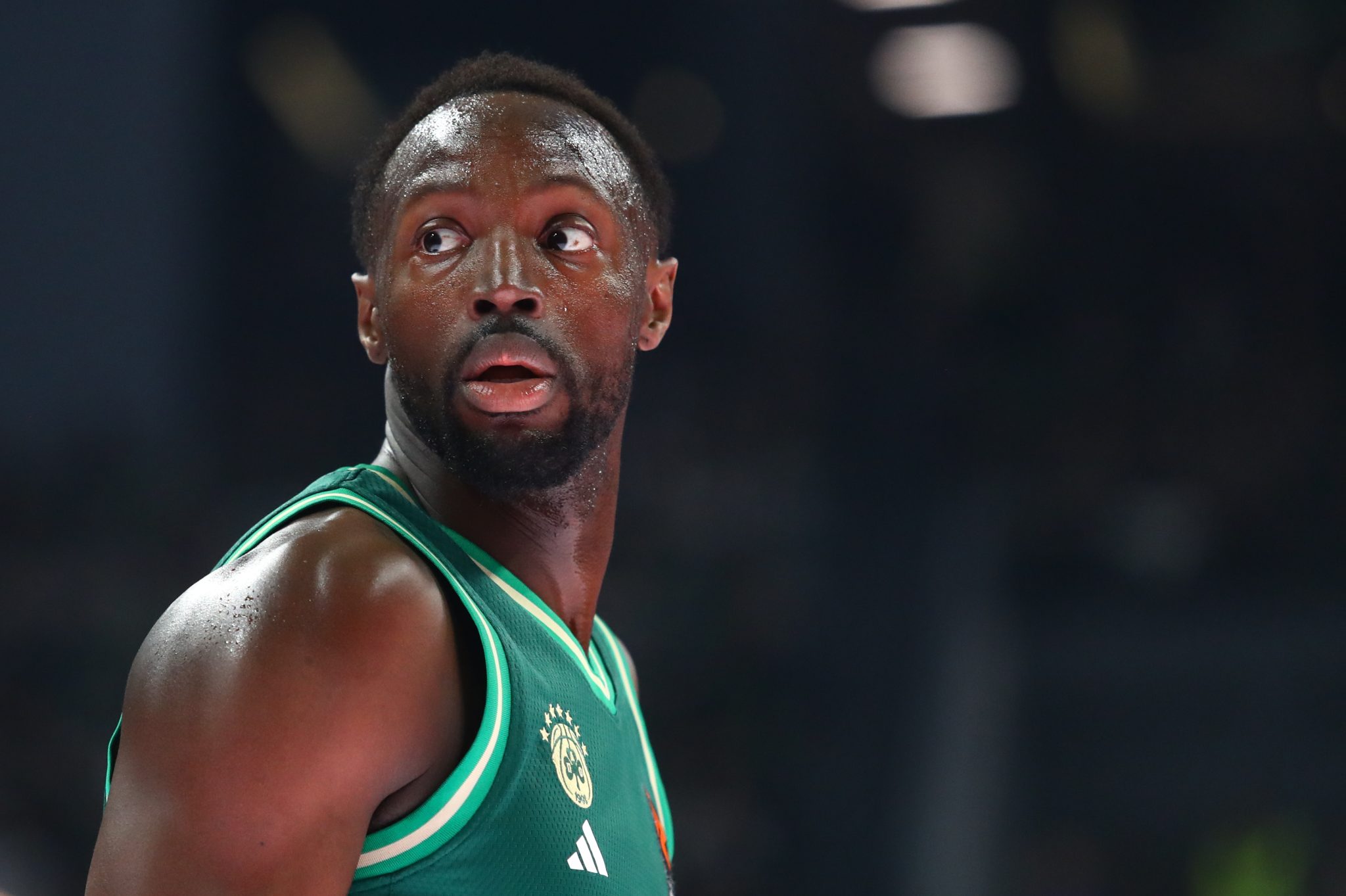 Βίντεο με τον Γκραντ να φοράει ειδικό νάρθηκα στο αριστερό χέρι