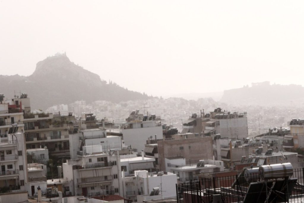 Με βροχές και σκόνη σήμερα ο καιρός – Μικρή πτώση της θερμοκρασίας