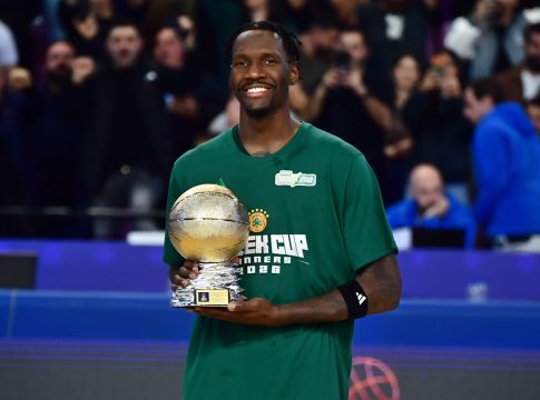 Χέιζ-Ντέιβις vs Ολυμπιακός: Τι κάνει ο Αμερικανός όταν παίζει απέναντι στους ερυθρόλευκους (vids)