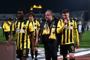 Ο Ηλιόπουλος πήρε το μικρόφωνο στο Πανθεσσαλικό και ο κόσμος της ΑΕΚ πετούσε μπουκάλια (vid)