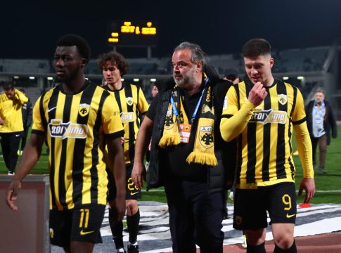 Ο Ηλιόπουλος πήρε το μικρόφωνο στο Πανθεσσαλικό και ο κόσμος της ΑΕΚ πετούσε μπουκάλια (vid)