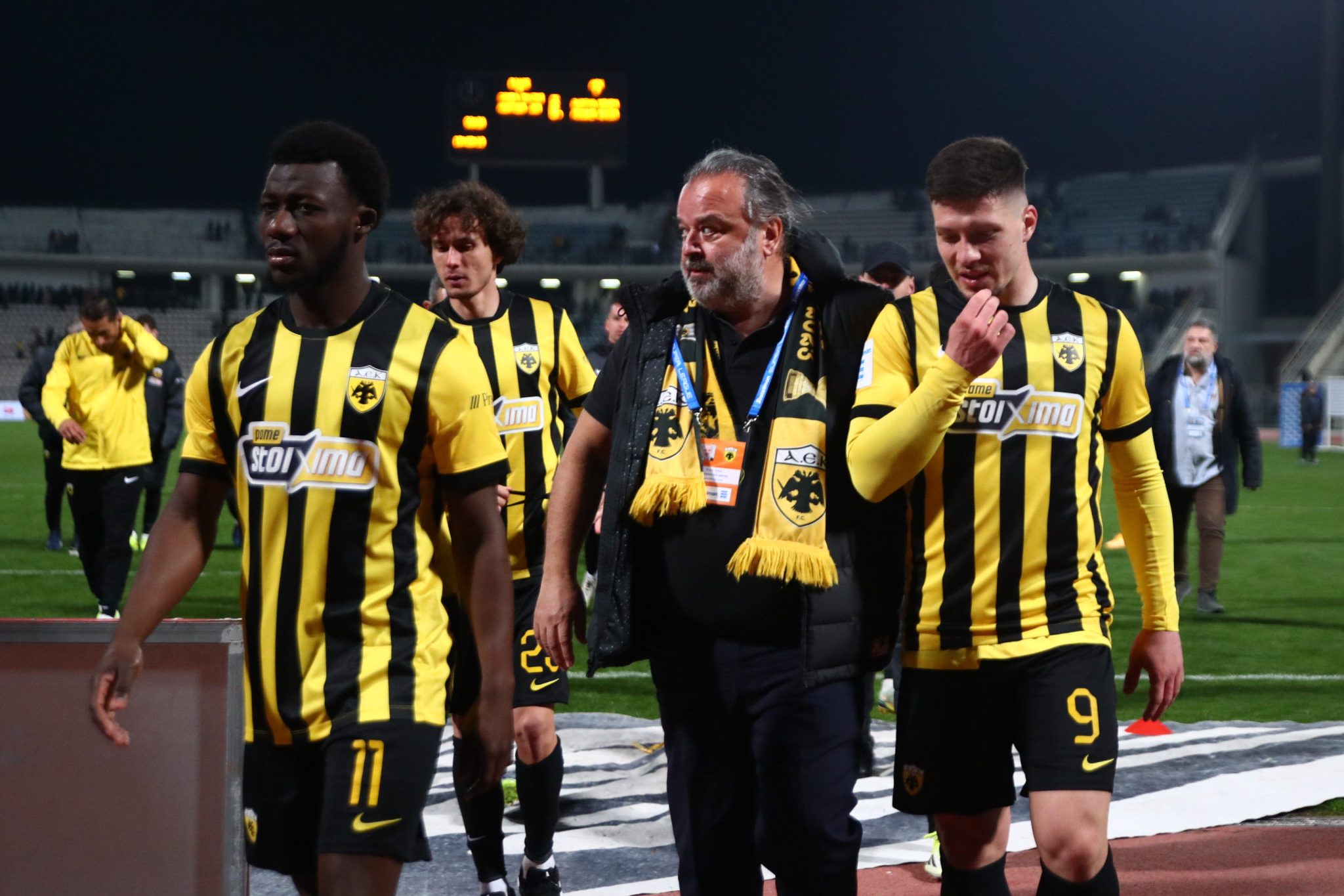 Ο Ηλιόπουλος πήρε το μικρόφωνο στο Πανθεσσαλικό και ο κόσμος της ΑΕΚ πετούσε μπουκάλια (vid)