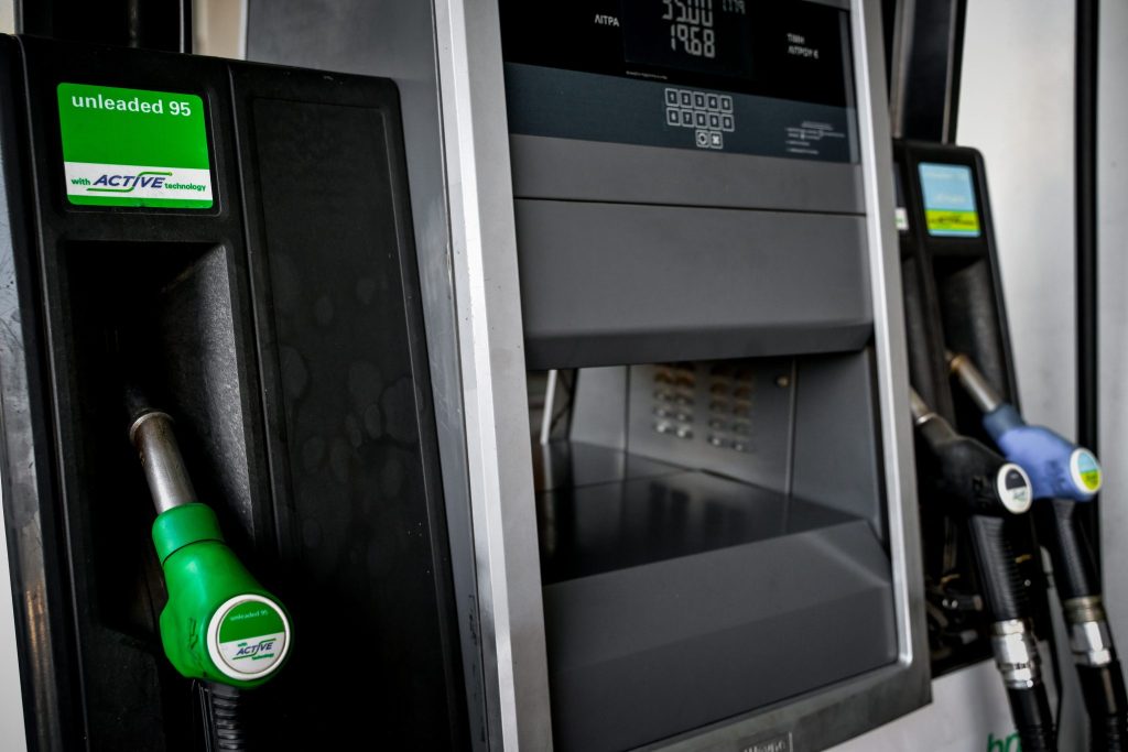 Ραγδαίες εξελίξεις: Πλαφόν στα καύσιμα μετά την εκτόξευση των τιμών