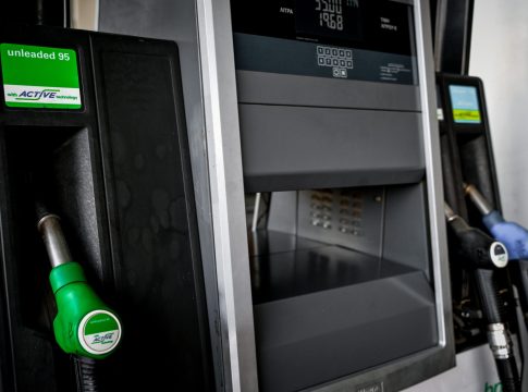 Ραγδαίες εξελίξεις: Πλαφόν στα καύσιμα μετά την εκτόξευση των τιμών