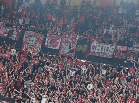 «Βράζει» το ΣΕΦ: Εκρηκτική ατμόσφαιρα από τους οπαδούς του Ολυμπιακού στο ντέρμπι (vids)