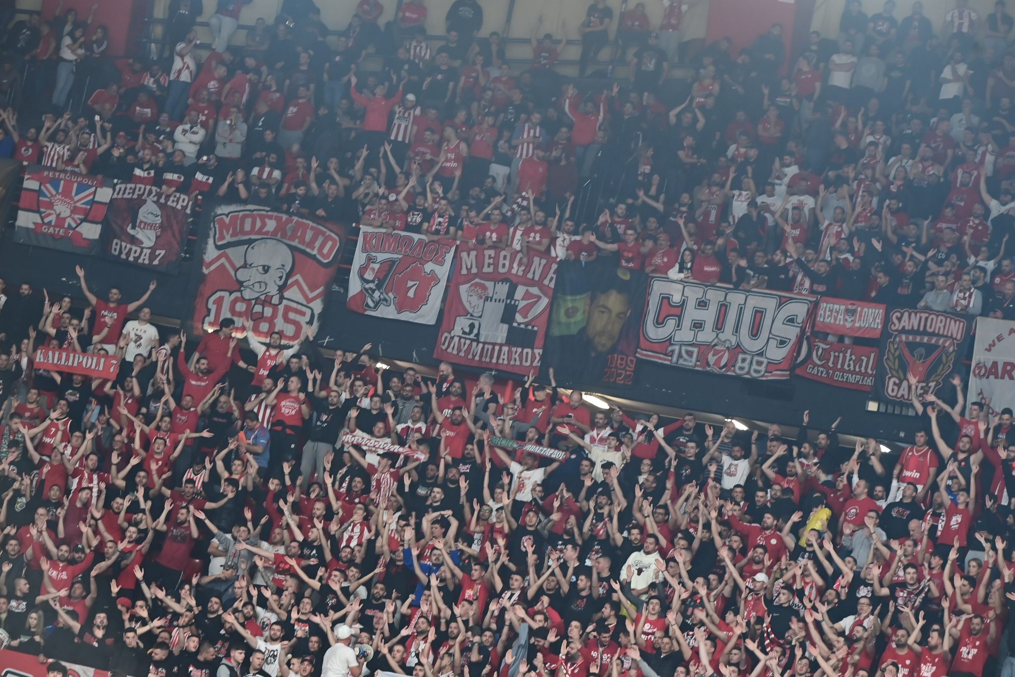 «Βράζει» το ΣΕΦ: Εκρηκτική ατμόσφαιρα από τους οπαδούς του Ολυμπιακού στο ντέρμπι (vids)