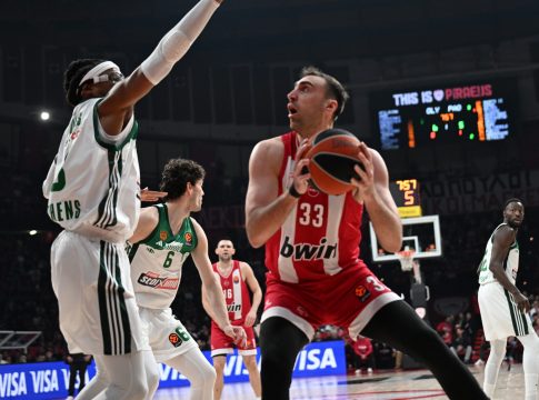 Μιλουτίνοφ: Το σημείο αναφοράς της ερυθρόλευκης frontline, οι 52 πόντοι και η ειδοποιός διαφορά σε σχέση με το Κύπελλο (pic, vid)