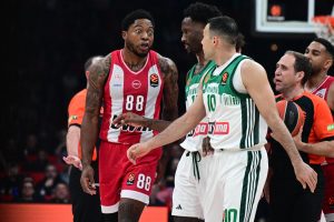 Σύζυγος Σλούκα: «Η μάνα του τον ξέρει αυτόν που κάνει νταϊλίκια στον Κώστα;» (pic)