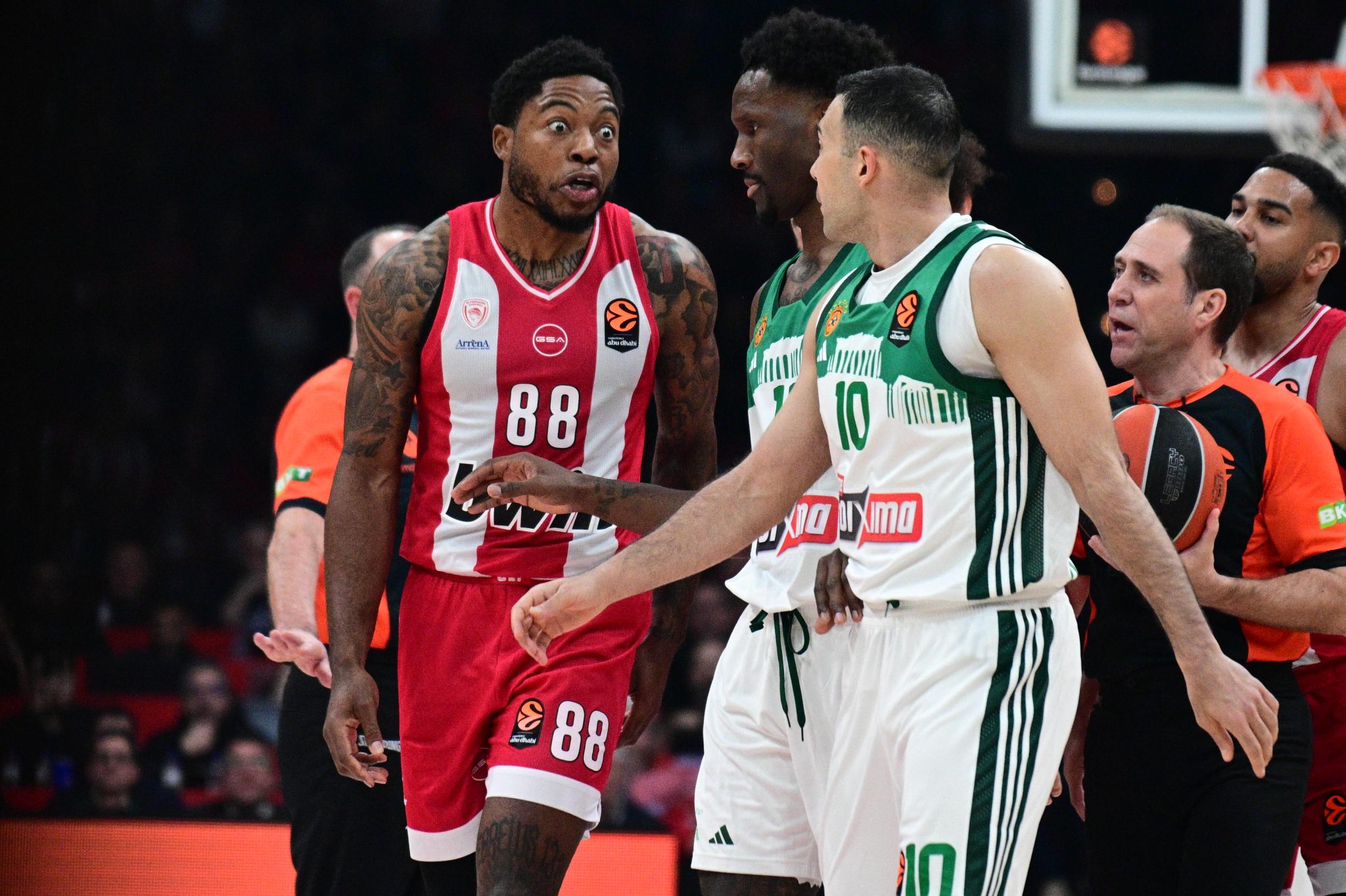 Σύζυγος Σλούκα: «Η μάνα του τον ξέρει αυτόν που κάνει νταϊλίκια στον Κώστα;» (pic)