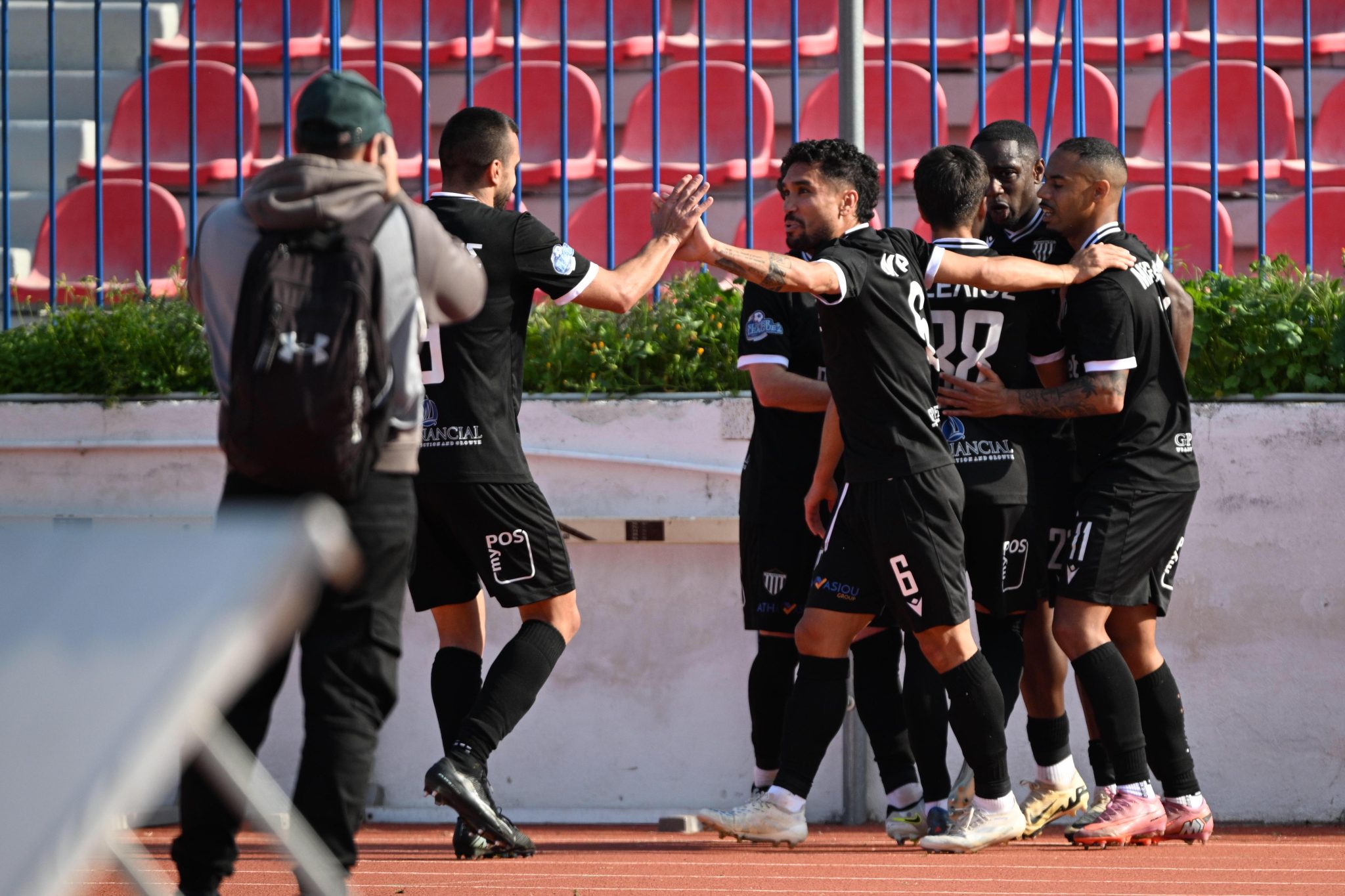 «Μαύρη Θύελλα» σάρωσε και τη Νέα Σμύρνη: Η Καλαμάτα στη Super League 26 χρόνια μετά