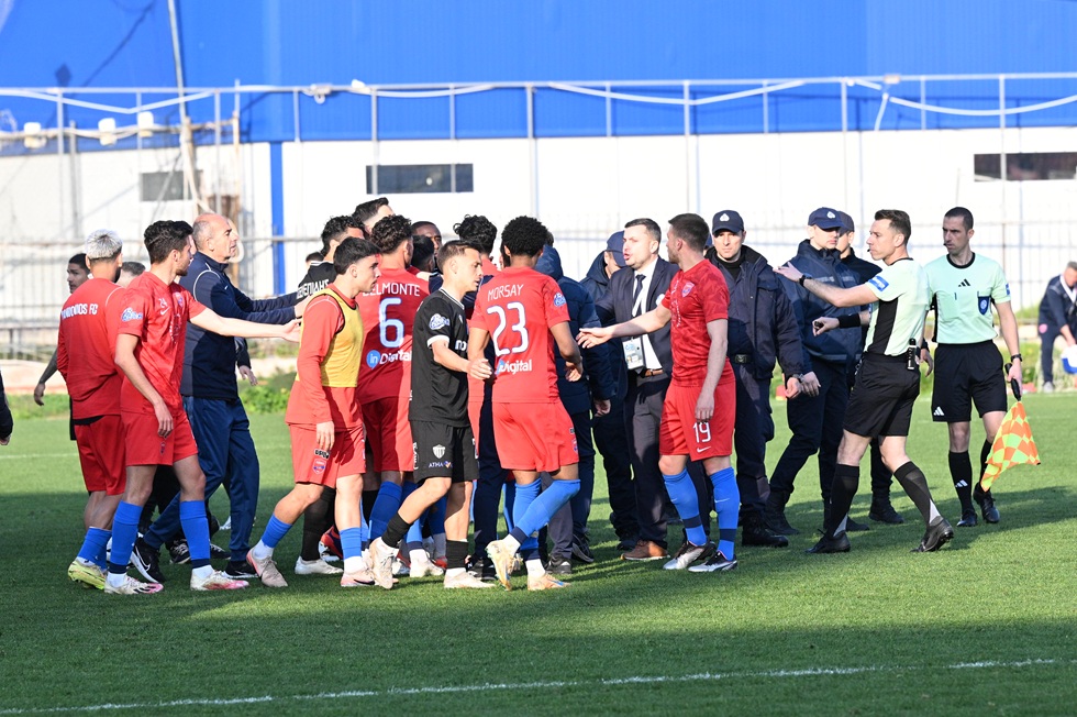 Ένταση ανάμεσα στους παίκτες της Καλαμάτας και του Πανιωνίου μετά το τέλος του αγώνα (pics)