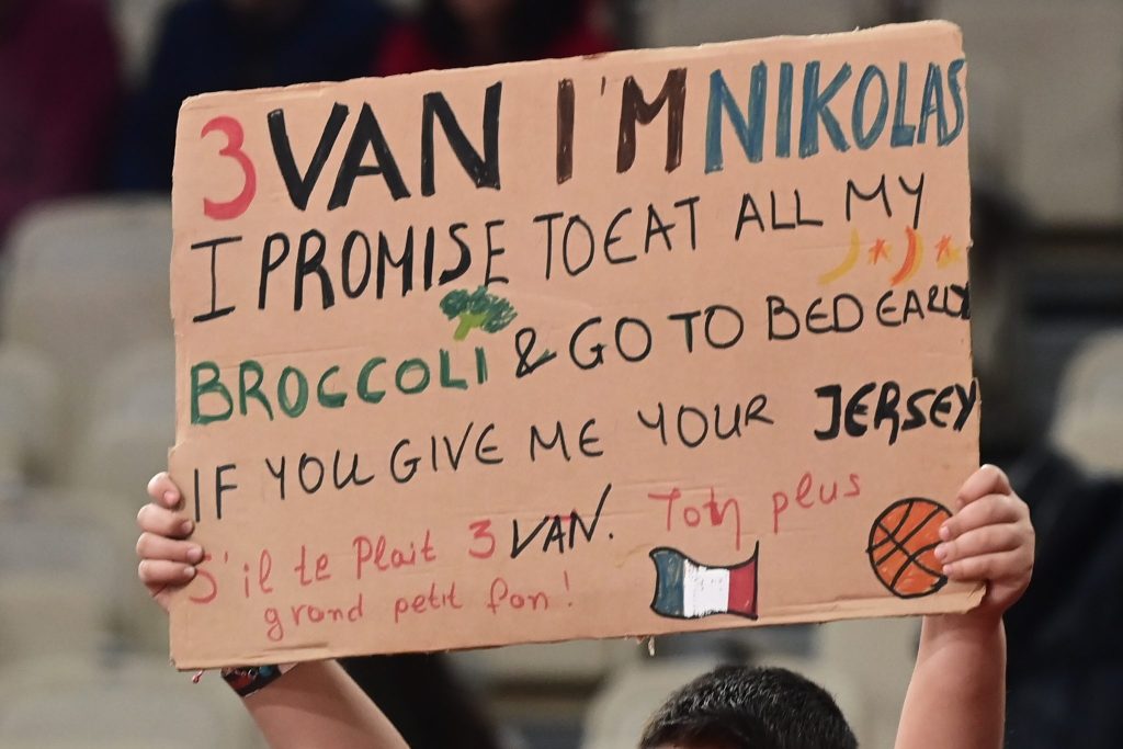 Μυθικό πανό από μικρό φίλο του Ολυμπιακού για Φουρνιέ: «Εβάν θα τρώω όλο το μπρόκολο μου» (pic)