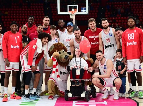 Ολυμπιακός: Η μέρα της γυναίκας, η αποθέωση στον Μπουρνελέ και η… πιτσιρικαρία (vid)