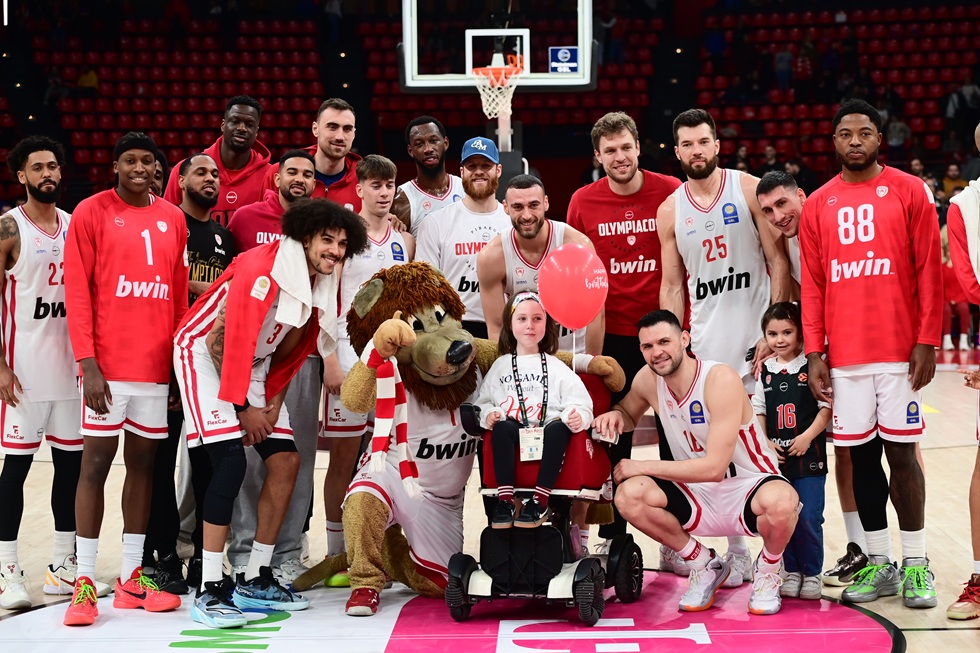 Ολυμπιακός: Η μέρα της γυναίκας, η αποθέωση στον Μπουρνελέ και η… πιτσιρικαρία (vid)