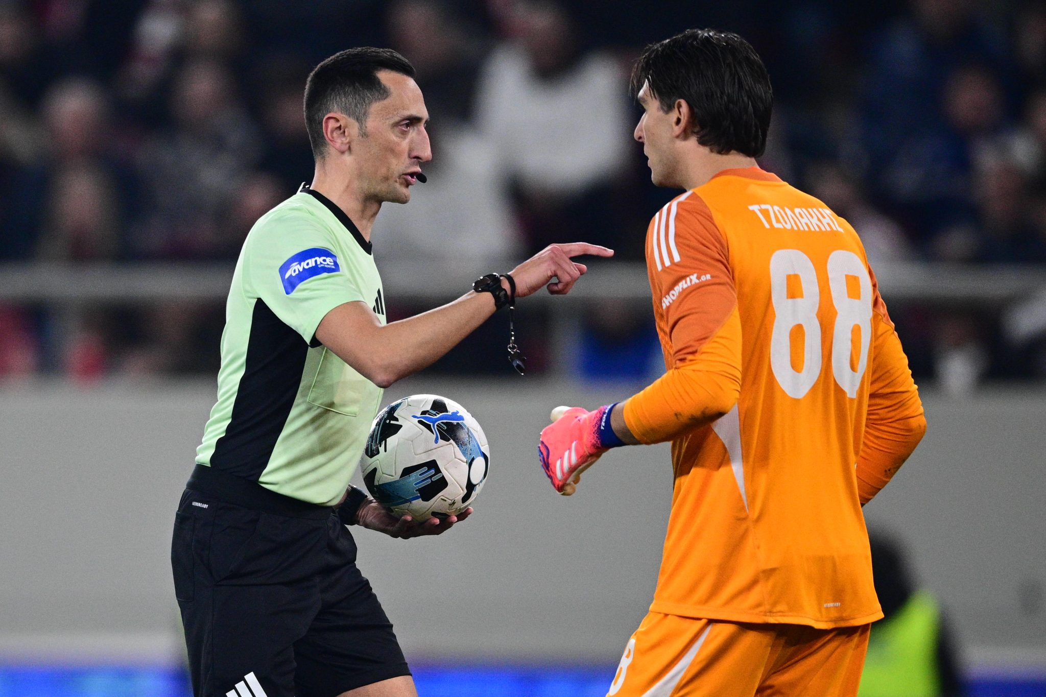 Τα «φάλτσα» των ξένων διαιτητών απειλούν την Super League