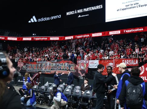 Ολυμπιακός: Άφησαν λουλούδια οι παίκτες για τον οπαδό που έφυγε από τη ζωή δύο μέρες πριν το ματς με την Παρί (vid)