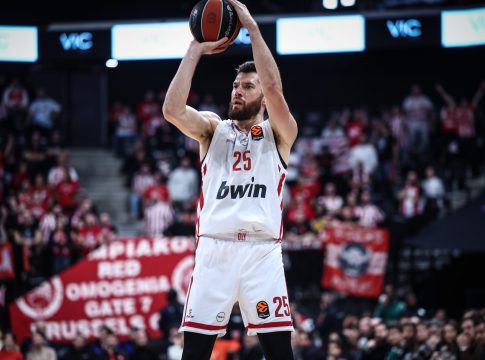 Δεκατρία τρίποντα σε ένα ημίχρονο ο Ολυμπιακός στο Παρίσι